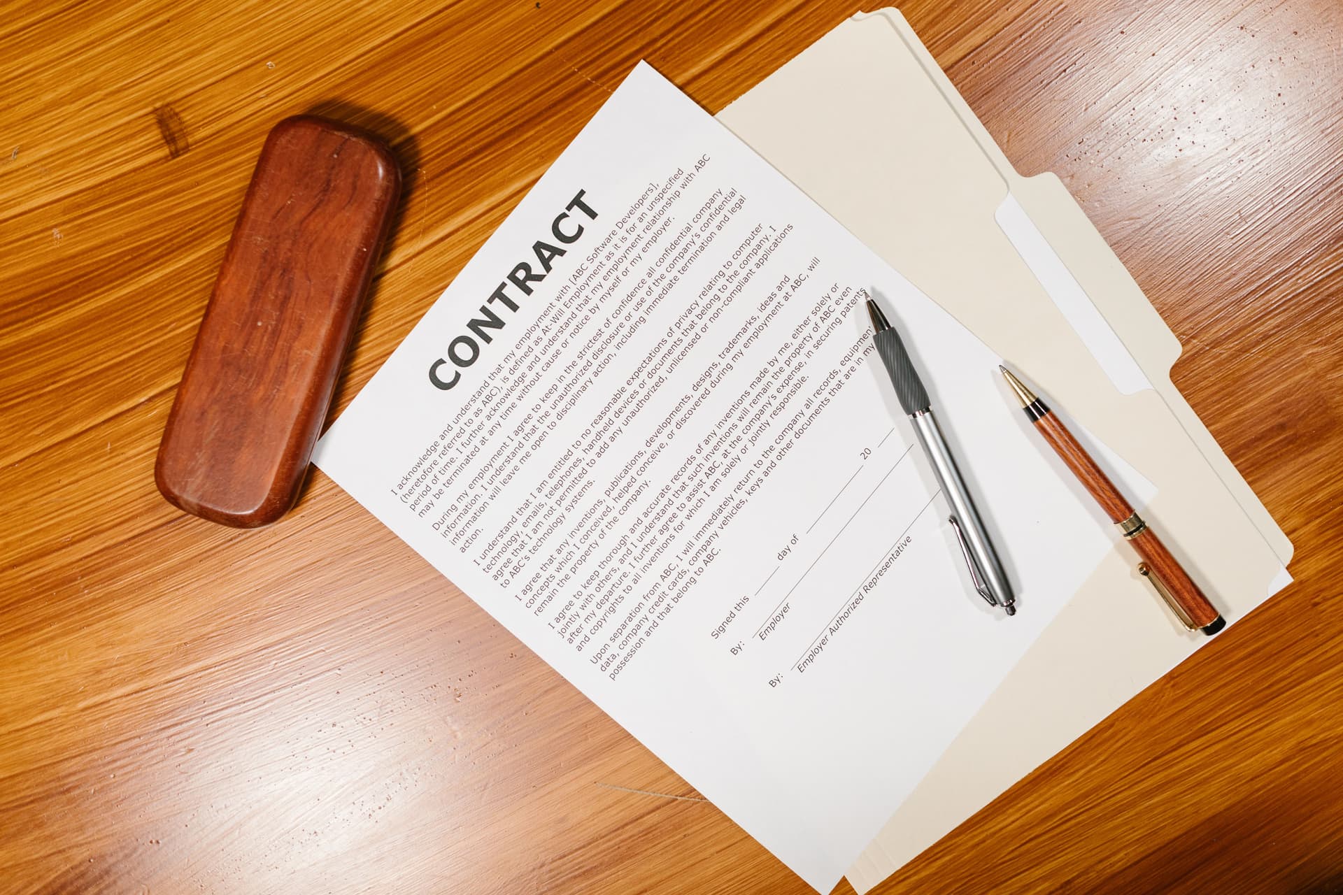 Personas revisando documentos de contratación y seguridad social